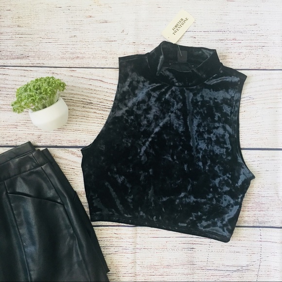 🆕 F21 Crushed Velvet Navy Crop Top - Picture 2 of 8